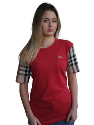 Червона футболка з картатими рукавами і вишитий логотип | 6817519