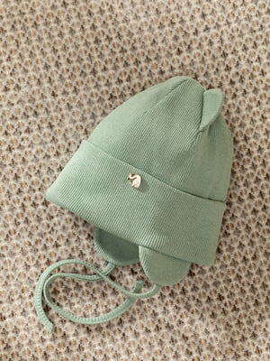 Зелена шапка в рубчик з вушками на зав”язках | 6818534