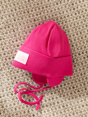 Рожева шапка в рубчик на зав”язках з логотипом бренду на підвороті | 6818552