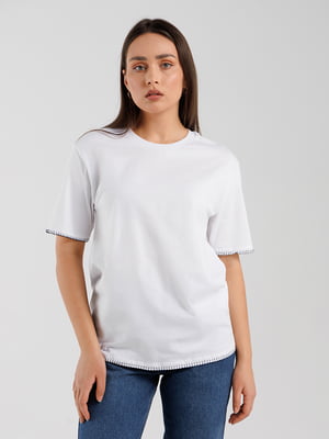 Біла футболка з декоративно обробленим низом та рукавами | 6819019
