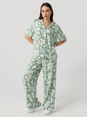 Костюм зелений в принт: сорочка та штани | 6819110