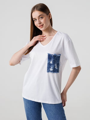 Біла футболка з V-образним вирізом, декорована джинсовою кишенею | 6819591