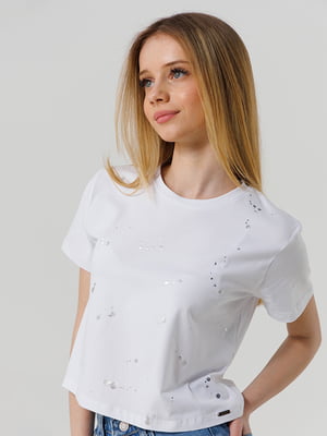 Укорочена біла футболка у серебристий принт | 6819592