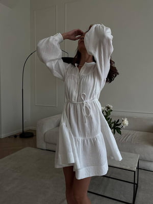 Біла сукня вільного фасону з широкою оборкою  | 6820508