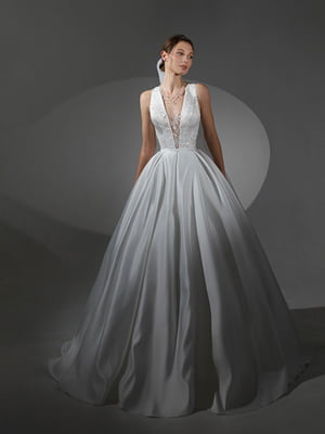 Біла весільна сукня з глибоким декольте і мереживом | 6506057
