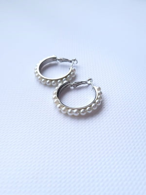 Сережки-кільця з білими намистинками (2.5 см) | 6826589