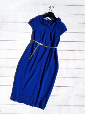 Синя сукня-футляр з перфорацією і поясом | 6826666