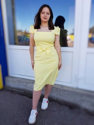 Жовта ошатна сукня-футляр з бантом спереду | 6826681