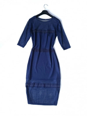Коктейльна темно-синя сукня-футляр з гіпюром | 6826690