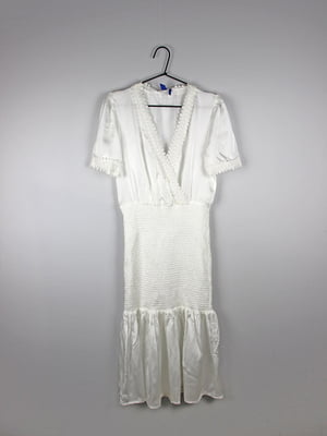 Біла облягаюча сукня з мереживним оздобленням | 6698834