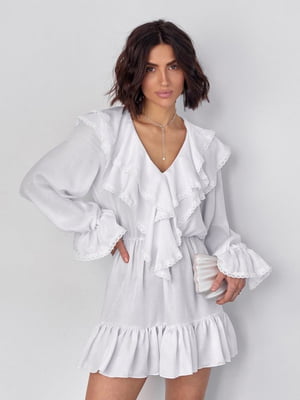 Біла сатинова сукня з воланами | 6829082