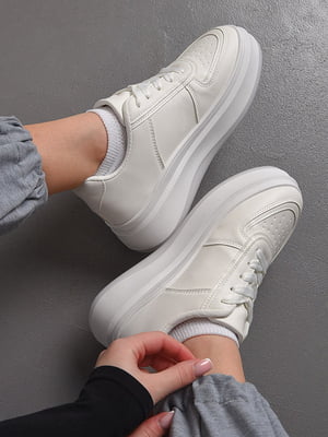 Кросівки білого кольору на шнурівці | 6828248