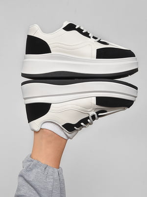Кросівки чорно-білого кольору на шнурівці | 6828262