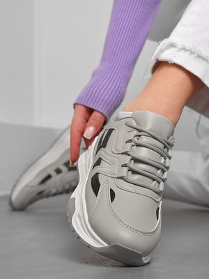 Сірі кросівки на шнурівці з контрастним оздобленням | 6828265