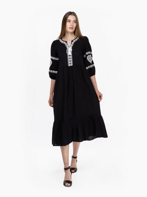Чорна сукня-вишиванка, прикрашена орнаментом | 6829540