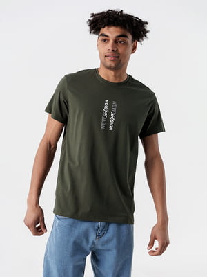 Бавовняна футболка кольору хакі з принтом | 6831414