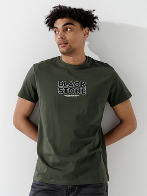 Бавовняна футболка кольору хакі з принтом | 6831425