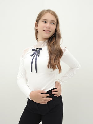 Блуза молочного кольору, декорована мереживом та бантом | 6831583