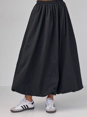 Длинная черная юбка А-силуэта с резинкой на талии | 6832750