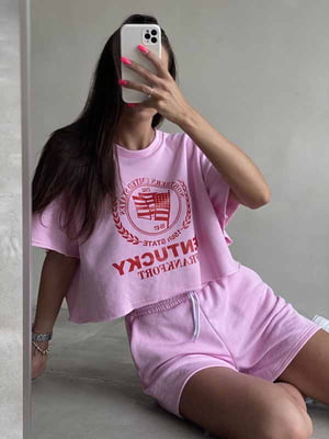 Рожевий костюм-двійка: футболка з принтом та шорти | 6833539