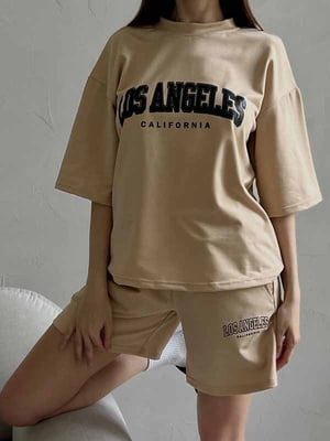 Бежевий костюм Los Angeles: оверсайз футболка та шорти | 6833550