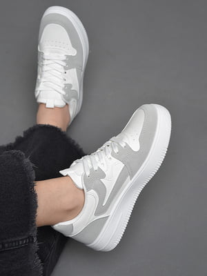 Кросівки біло-сірого кольору на шнурівці | 6828226