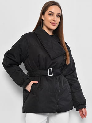 Демісезонна чорна куртка з асиметричним коміром і поясом | 6835127