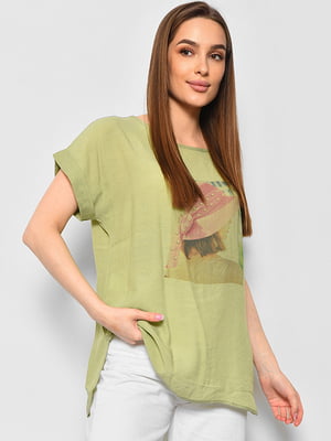 Напівбатальна футболка оливкового кольору з принтом | 6835191
