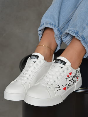 Кросівки білого кольору з написом | 6835377