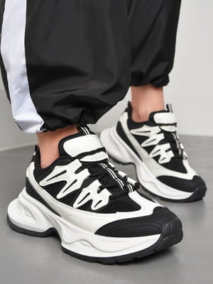 Кросівки чорно-білого кольору на шнурівці | 6835404