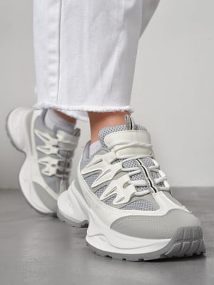 Кросівки сіро-білого кольору на шнурівці  | 6835405