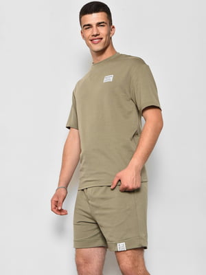Трикотажний оливковий костюм: футболка та шорти | 6835691