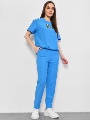 Костюм блакитного кольору з принтом: футболка та штани | 6835997