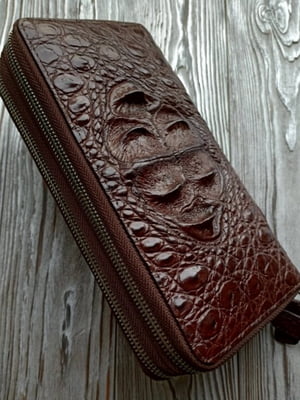 Коричневий гаманець на двох блискавках зі шкіри крокодила | 6838117