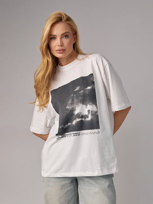 Трикотажная футболка молочного цвета с принтом неба | 6838550