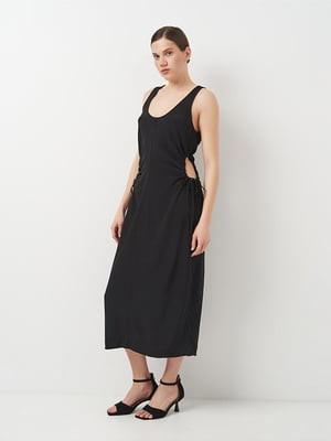 Довга чорна сукня з вирізами з боків | 6840447