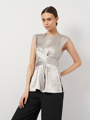 Приталенная серая блуза с отлетным поясом-завязкой | 6840455