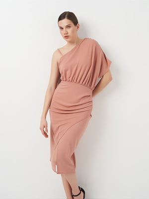 Приталенное темно-розовое платье на одно плечо | 6840484