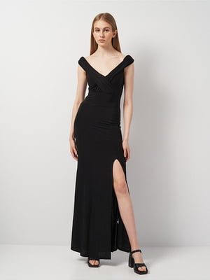 Довга чорна сукня з глибоким розрізом на нозі | 6840559