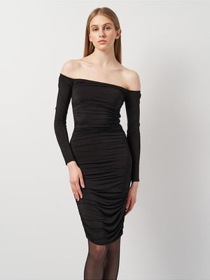 Черное облегающее платье с открытыми плечами | 6840576