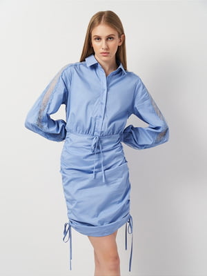 Синее платье-рубашка с кружевными вставками и кулисами | 6840589
