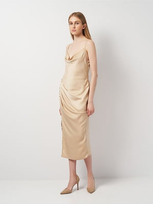 Бежева сукня в стилі білизни зі збірками | 6840597