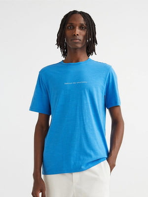 Хлопковая синяя футболка с принтом | 6840624
