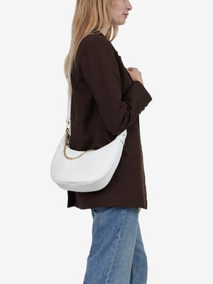 Белая кожаная сумка-багет с цепочкой | 6838330