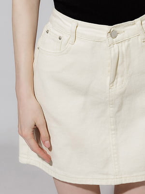 Коротка джинсова спідниця  молочного кольору | 6840885
