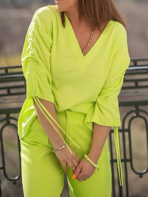 Блуза салатового кольору з рукавом на зав’язках | 6846373