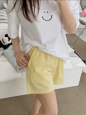 Комплект біло-жовтого кольору: футболка та шорти | 6847396