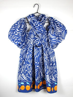 Коротка синя сукня в принт з пишними рукавами та декоративним вирізом | 6848062