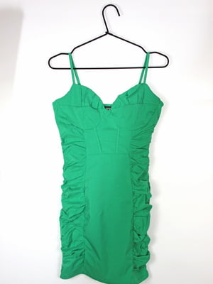 Зелена сукня-футляр з виділеним ліфом на драпіровкою з боків | 6848329