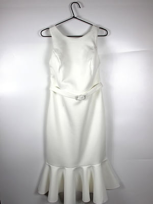 Біла сукня, декорована оборкою | 6848825